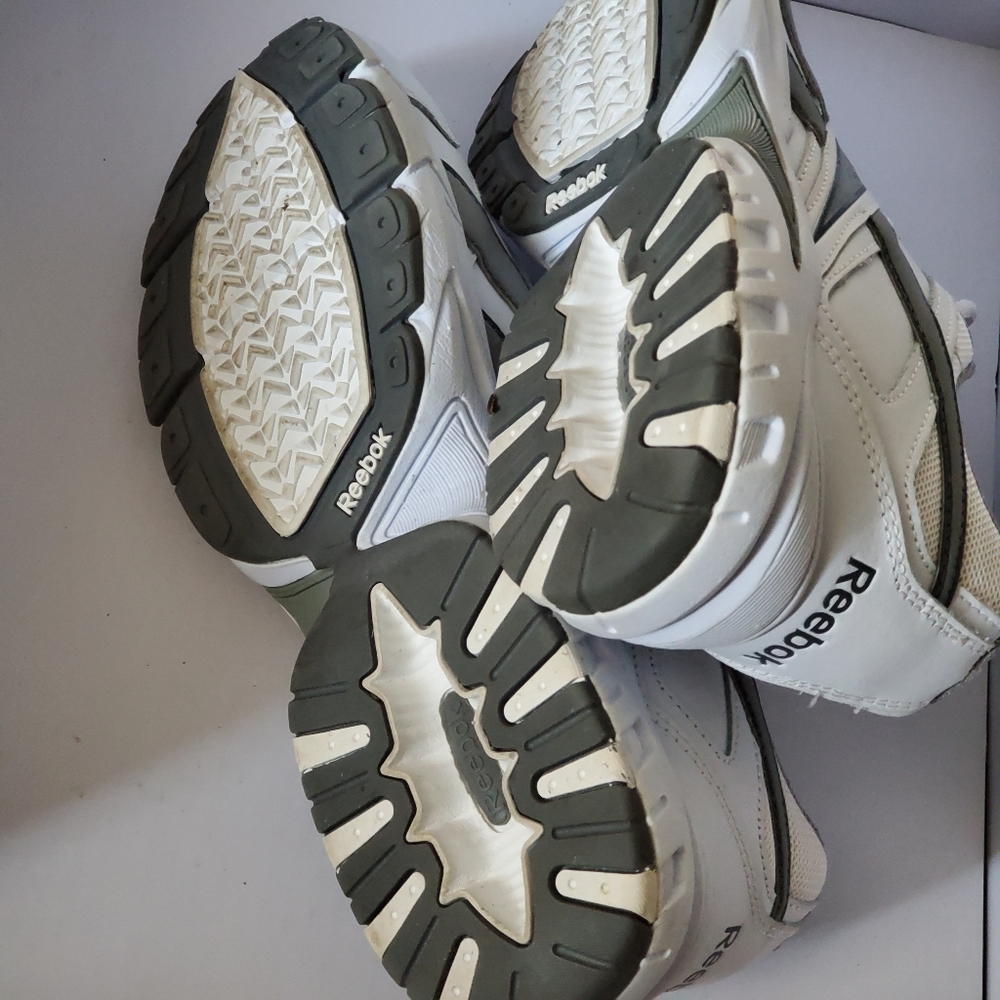 Reebok men's white w/grey stripe shoe 12 - Picture 13 of 13